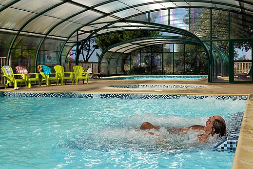Piscina cubierta con jacuzzi en el camping CLICOCHIC Lannion.
