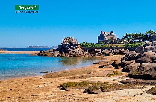 Playa de arena rosa y rocas de granito en Trégastel, Costa de Granito Rosa.