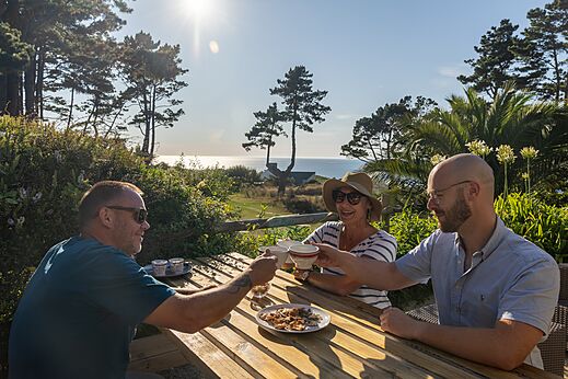 Comida en terraza vista mar en camping CLICOCHIC en Lannion (22).