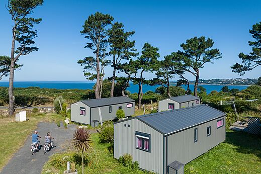Mobil-homes modernos, vista al mar, en el camping CLICOCHIC Les plages de Beg Léguer à Lannion (22).