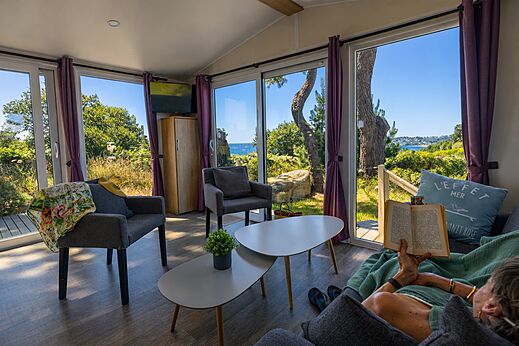 Salón de Mobil-home moderno con vistas al mar en el camping CLICOCHIC Les plages de Beg Léguer à Lannion (22).