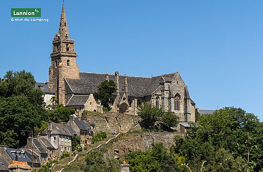 Centro histórico de Lannion con su iglesia y casas típicas en Bretaña.