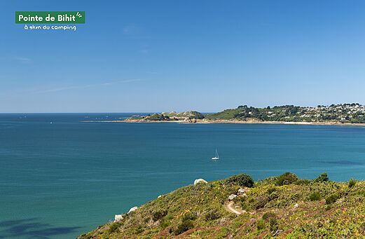 Punta de Bihit, paisaje costero rocoso con mar turquesa cerca de Lannion, Bretaña.