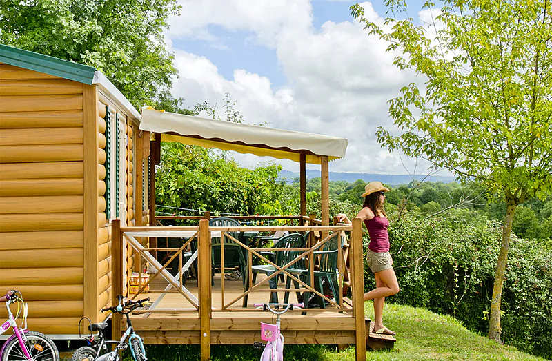 Mobil-home, terraza, vista verde en el camping CLICOCHIC Les Secrets de Padirac en Padirac (46).