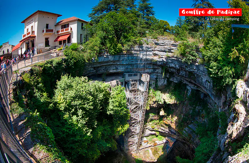 Entrada y ascensor del Gouffre de Padirac, sitio natural para visitar cerca de Padirac.