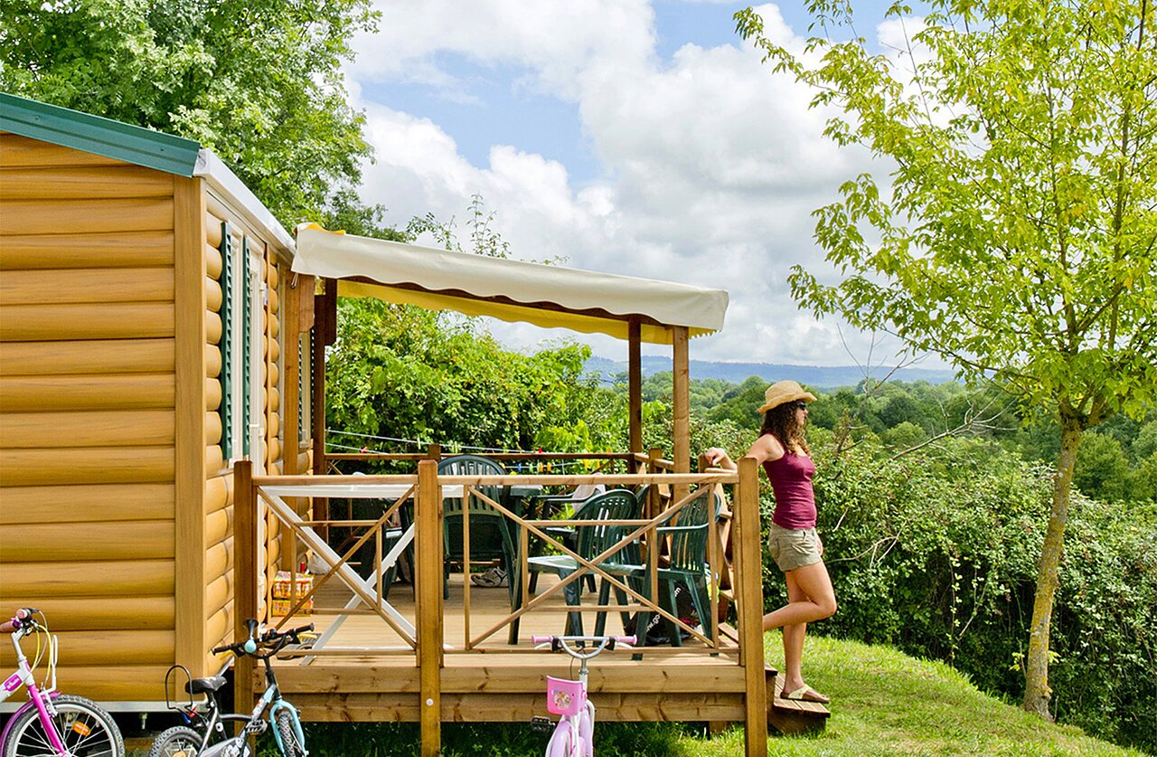 Mobil-home, terraza, vista verde en el camping CLICOCHIC Les Secrets de Padirac en Padirac (46).