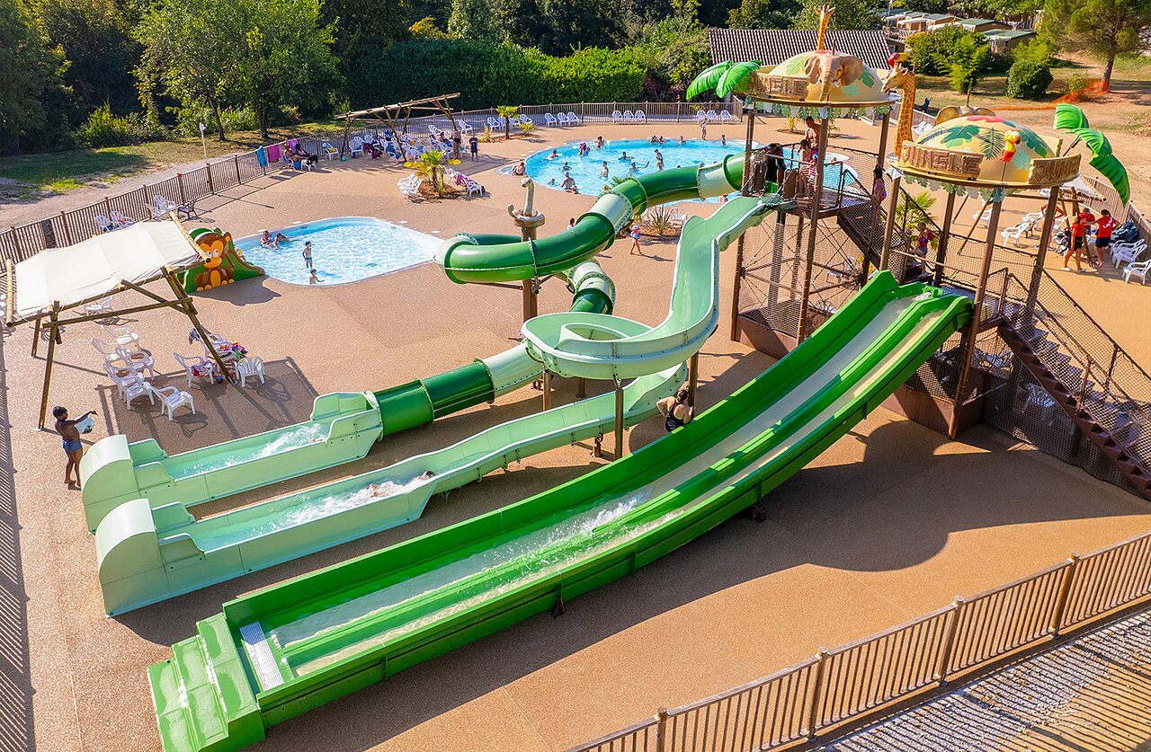 Emocionantes toboganes acu�ticos y piscina en camping CLICOCHIC Les Secrets de Padirac en Padirac (46).