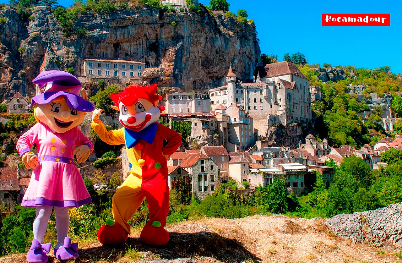 Mascotas alegres frente al pueblo medieval de Rocamadour, sitio tur�stico en Lot.