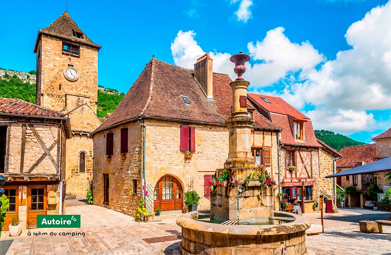 Plaza del pueblo de Autoire, uno de los Pueblos M�s Bonitos de Francia en Lot.