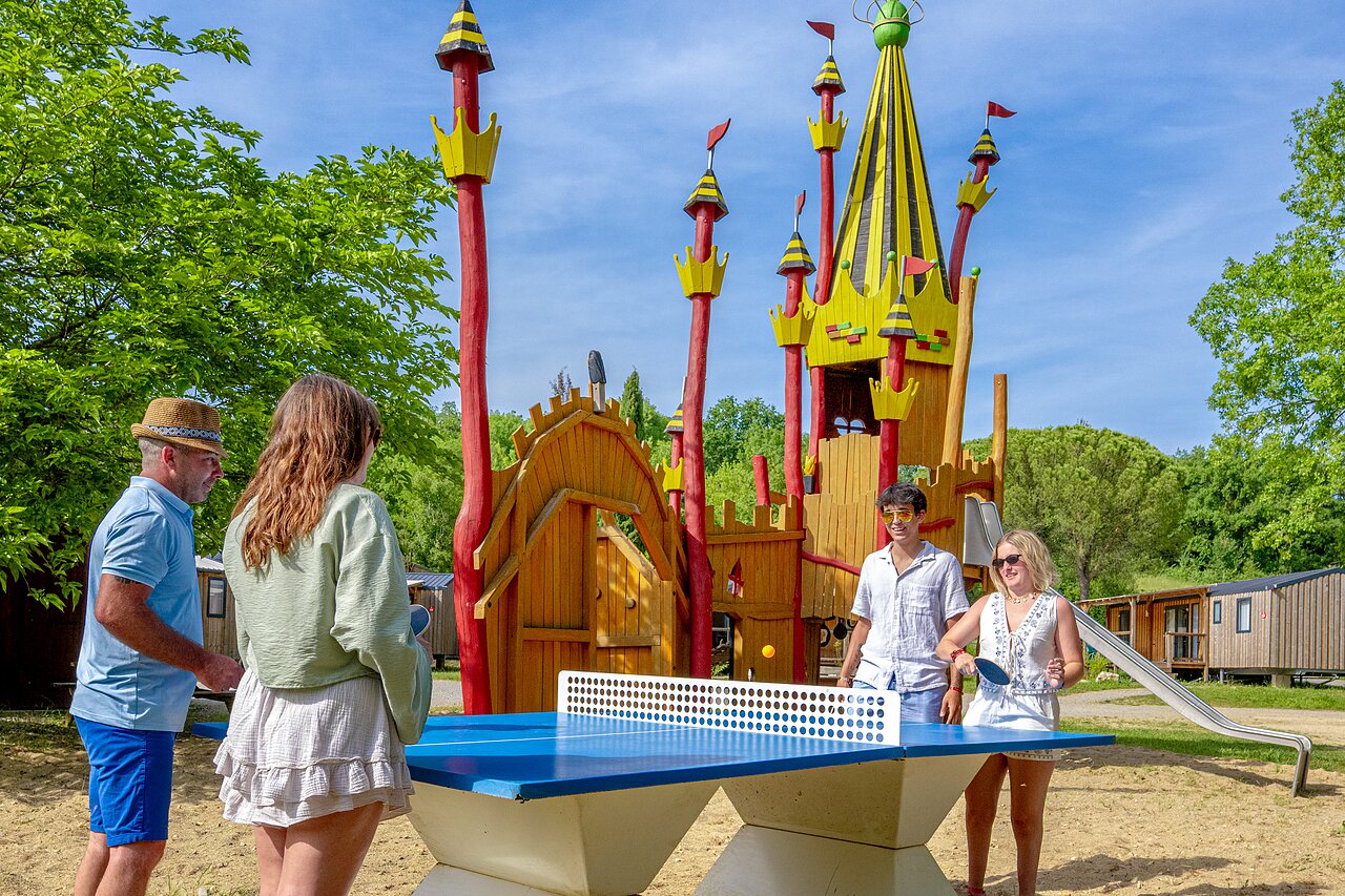 Zona de juegos, ping-pong en el camping CLICOCHIC Les Secrets de Padirac.