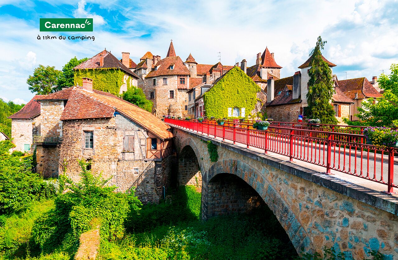 Pueblo medieval de Carennac con su puente y casas antiguas de piedra.
