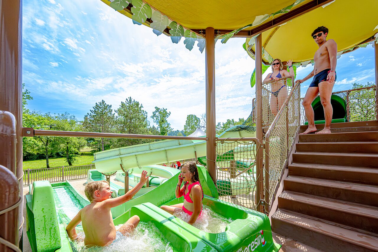 Toboganes acu�ticos y �rea de juegos en el camping CLICOCHIC Les Secrets de Padirac.