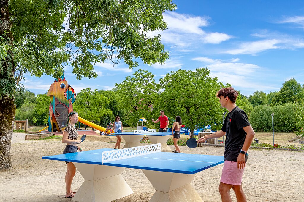 Mesas de ping-pong y zona de juegos en el camping CLICOCHIC Les Secrets de Padirac.