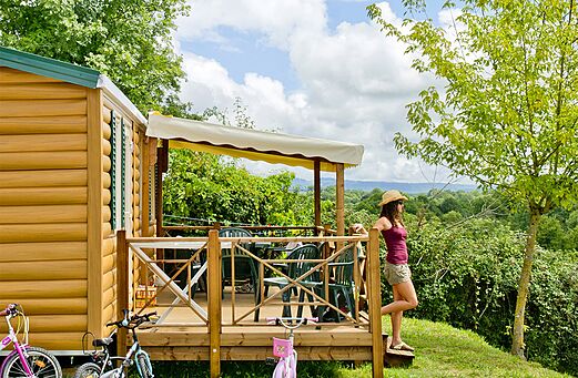 Mobil-home con terraza, vista verde en el camping CLICOCHIC Les Secrets de Padirac.
