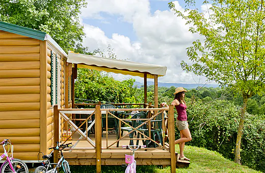 Mobil-home terraza en el camping CLICOCHIC Les Secrets de Padirac en Padirac.