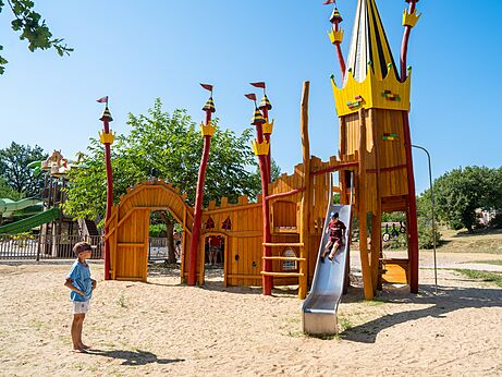 Castillo de madera, tobog�n, zona de juegos en camping CLICOCHIC en Padirac.