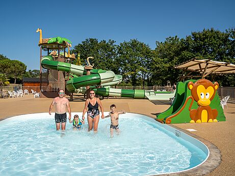 Piscina y toboganes acu�ticos para familia en el camping CLICOCHIC Les Secrets de Padirac (46).