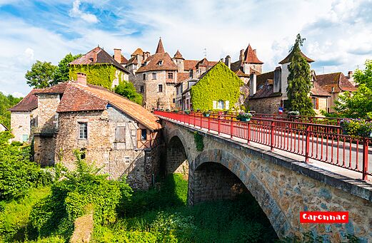 Pueblo medieval de Carennac con puente y casas antiguas, para visitar cerca de Padirac.