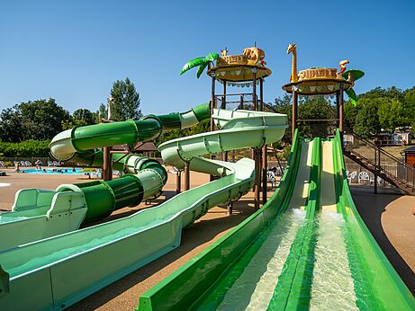 Toboganes acu�ticos y piscina exterior en el camping CLICOCHIC Les Secrets de Padirac (46).