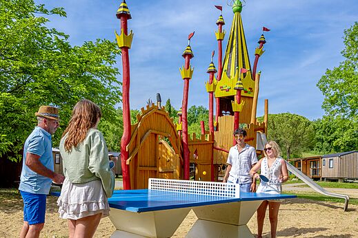 Zona de juegos, ping-pong en el camping CLICOCHIC Les Secrets de Padirac.