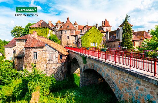 Pueblo medieval de Carennac con su puente y casas antiguas de piedra.