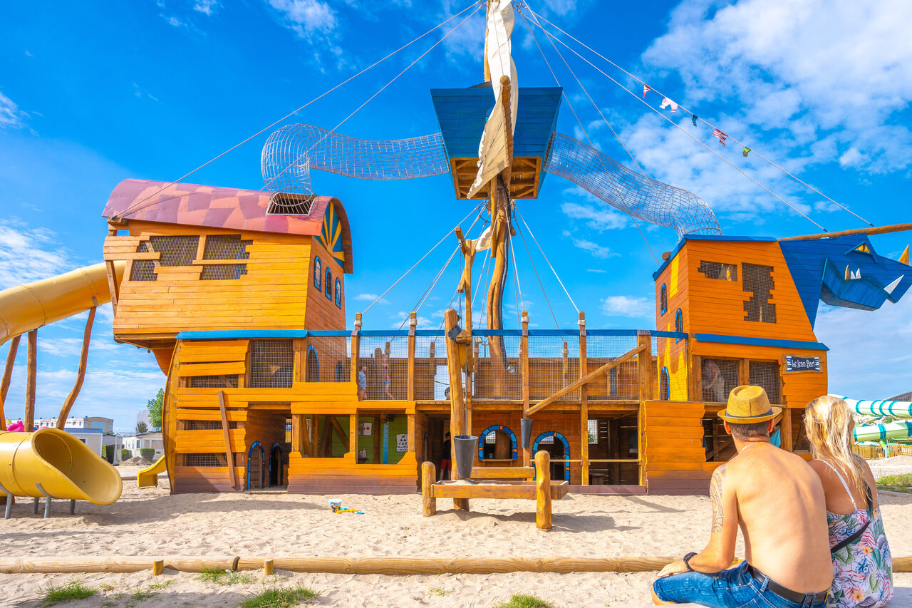 Parque infantil barco pirata con toboganes en camping VAGUES OCEANES Licorne en Dunkerque (59).