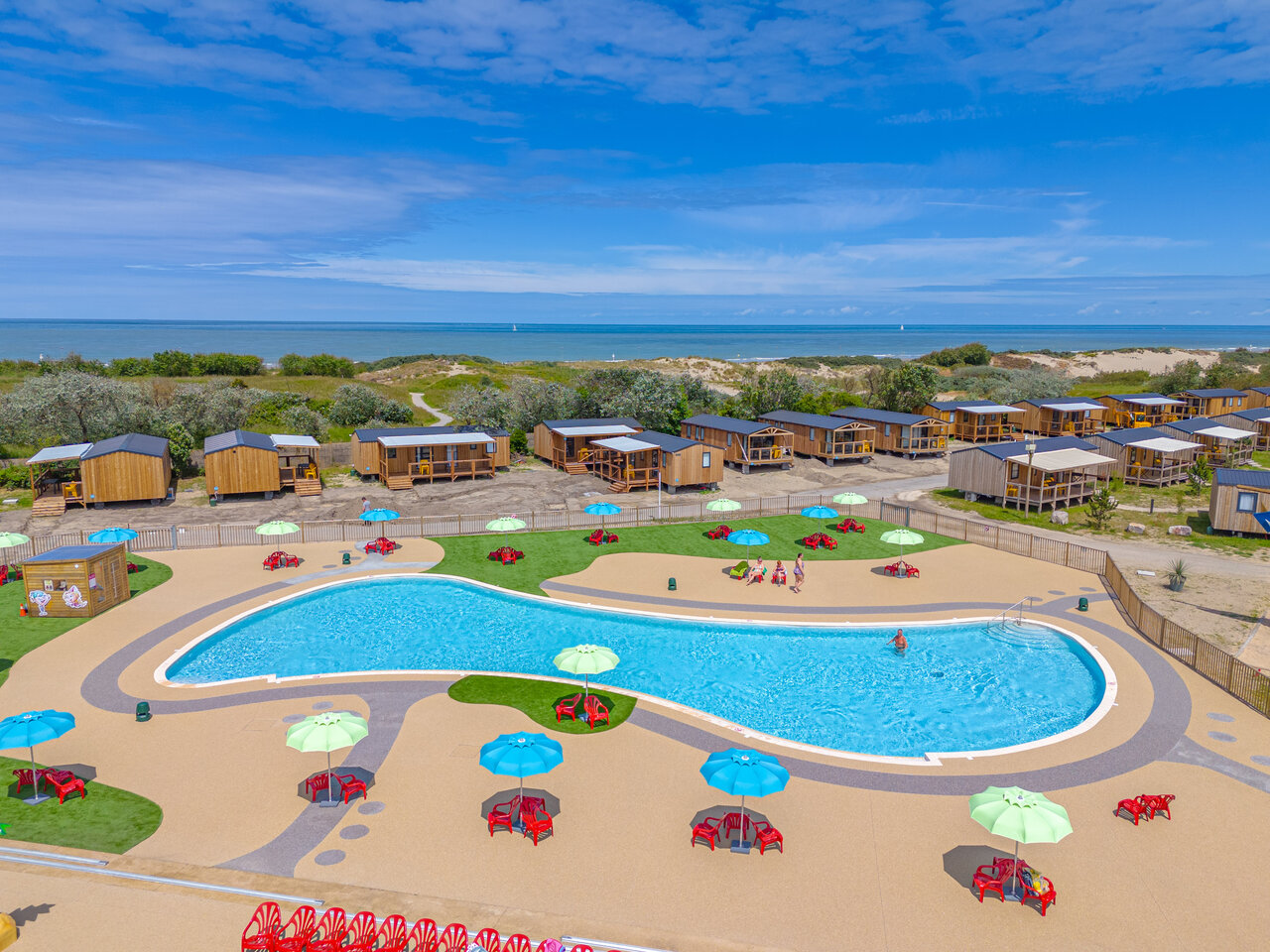 Piscina exterior, alojamientos y playa en el camping VAGUES OCEANES Licorne en Dunkerque (59).