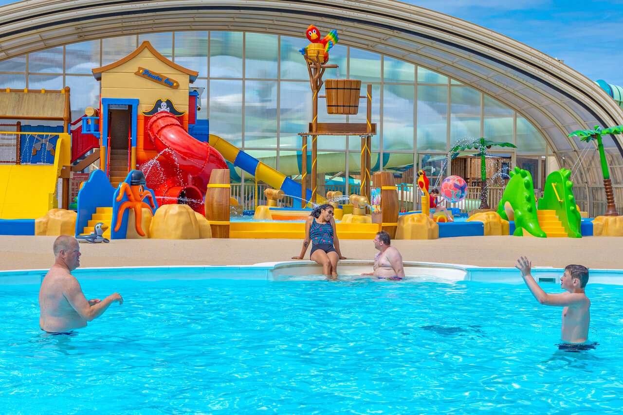 Piscina cubierta, toboganes y juegos acu�ticos en el camping VAGUES OCEANES Licorne en Dunkerque.