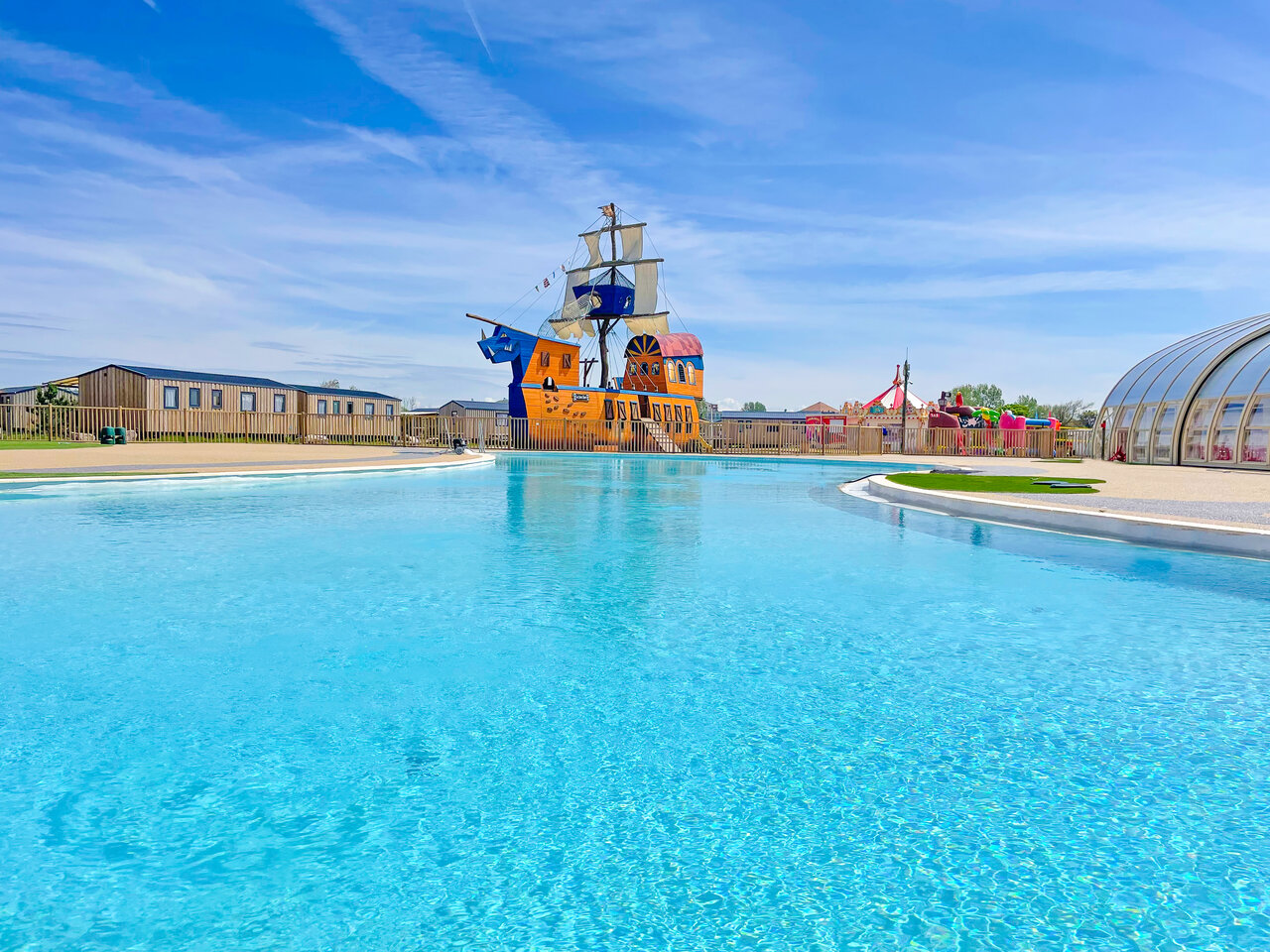 Piscina exterior, barco pirata, alojamientos en el camping VAGUES OCEANES Licorne en Dunkerque (59).