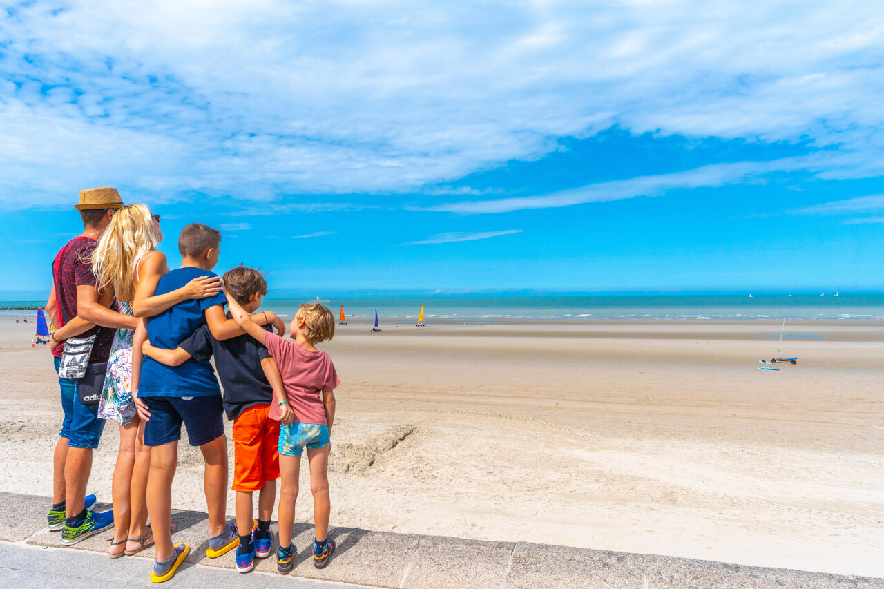 Familia mirando carros de vela en la playa del camping VAGUES OCEANES Licorne en Dunkerque (59).