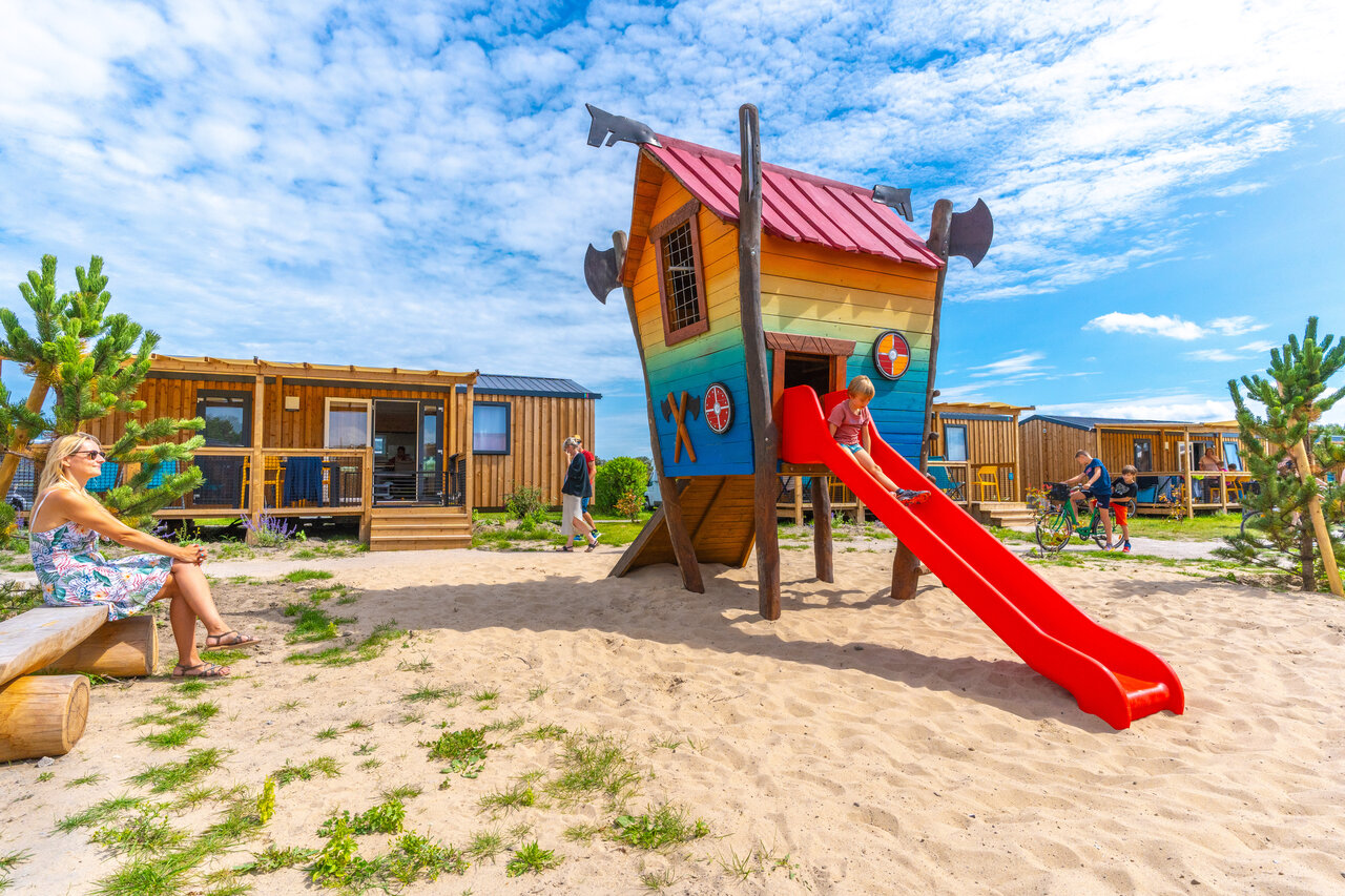Casita de juegos, tobog�n, mobil-homes en el camping VAGUES OCEANES Licorne en Dunkerque (59).