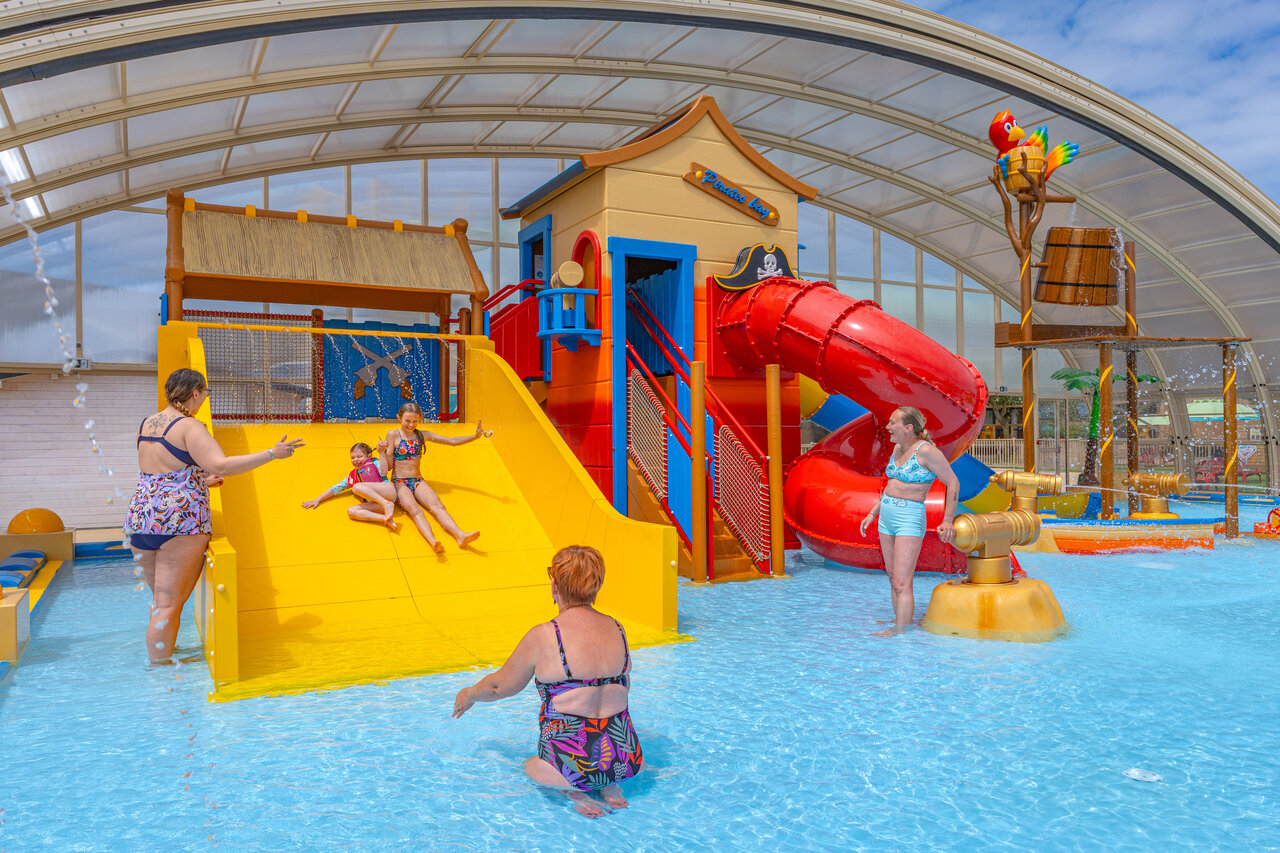 Parque acu�tico cubierto con toboganes y juegos de agua en el camping VAGUES OCEANES Licorne en Dunkerque (59).