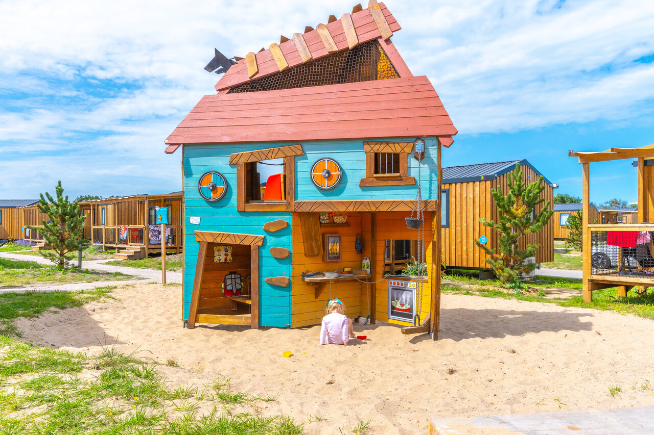 Casita de juegos colorida y arena para ni�os en el camping VAGUES OCEANES Licorne en Dunkerque (59).