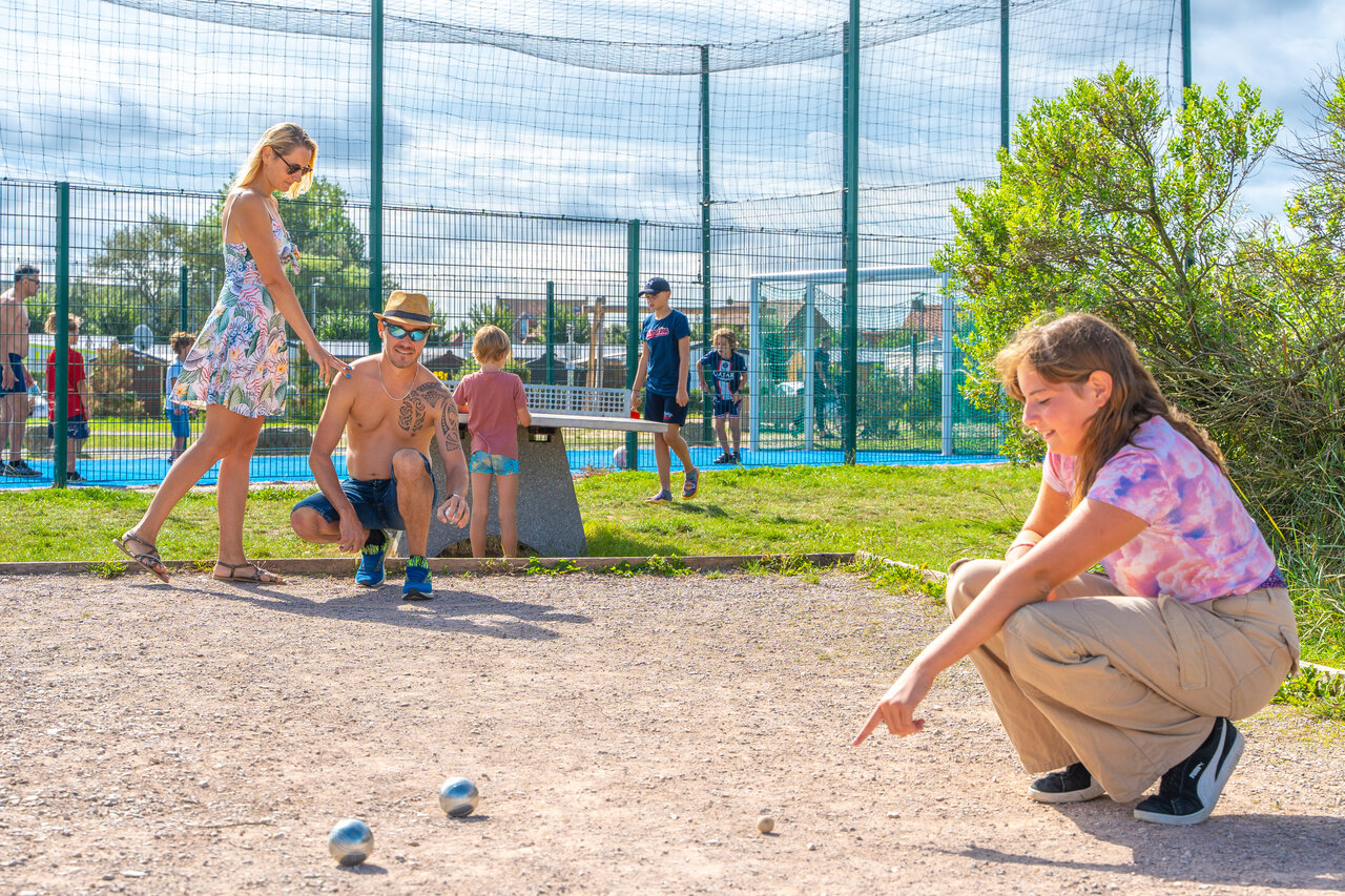Petanca familiar y juegos en el camping VAGUES OCEANES Licorne en Dunkerque.