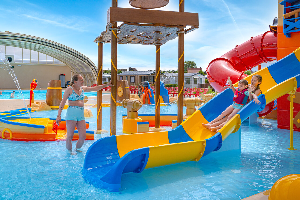 Tobog�n acu�tico, juegos de agua y piscina infantil del camping VAGUES OCEANES Licorne.