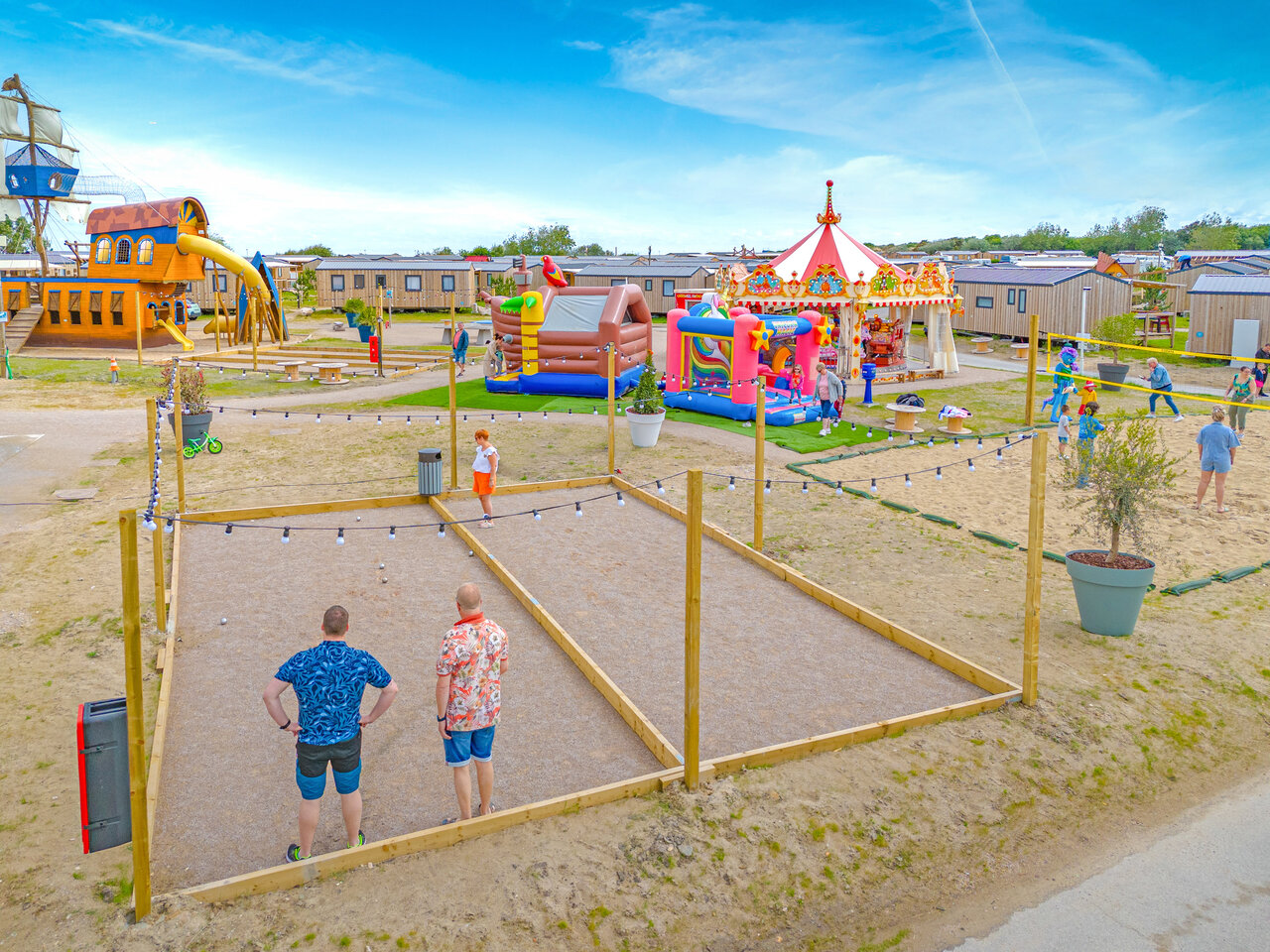 Petanca, parque infantil pirata, castillos hinchables en camping VAGUES OCEANES Licorne Dunkerque.