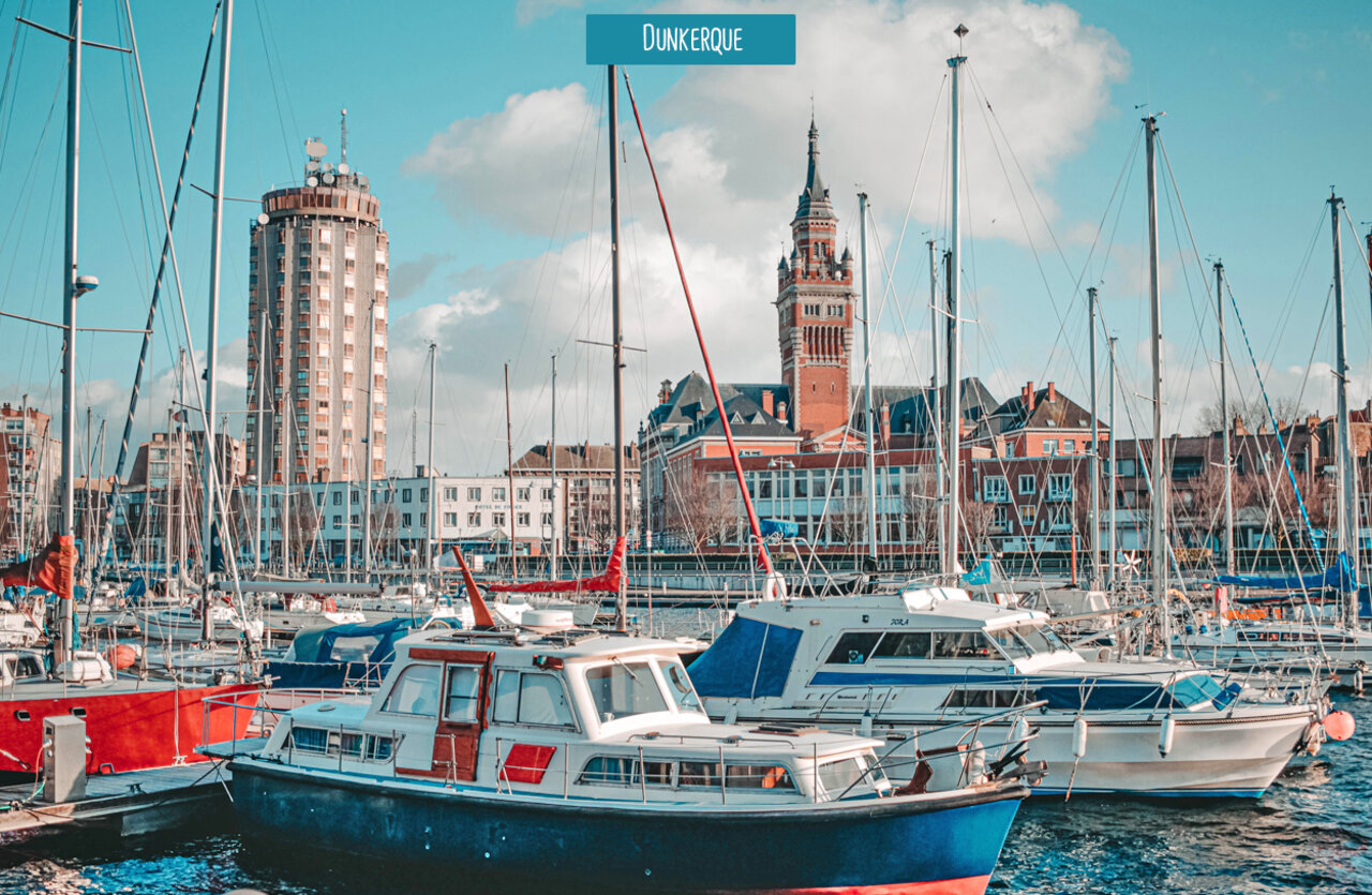 Puerto deportivo de Dunkerque con barcos y arquitectura hist�rica, una ciudad para visitar.