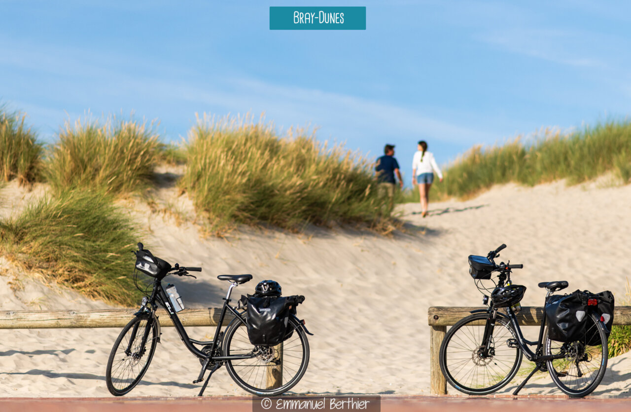 Bicicletas aparcadas en el paseo mar�timo de la playa de Bray-Dunes, para visitar.