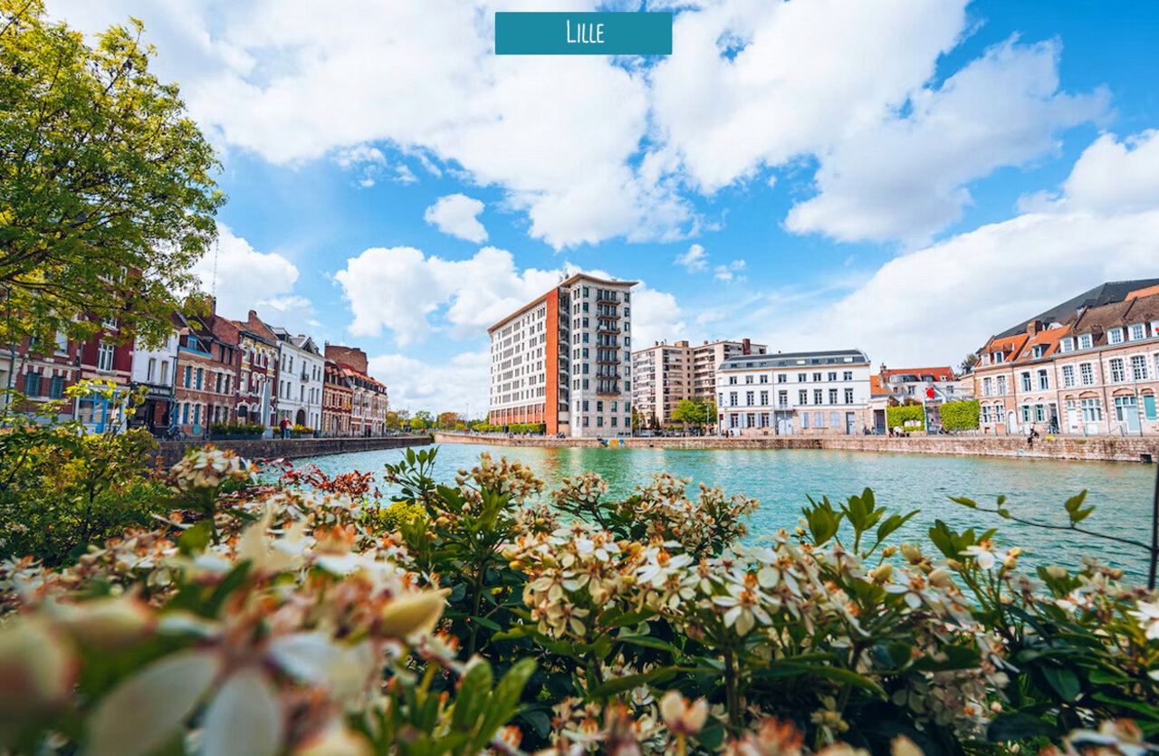 Vista pintoresca del canal en Lille, Hauts-de-France, con edificios hist�ricos y flores.