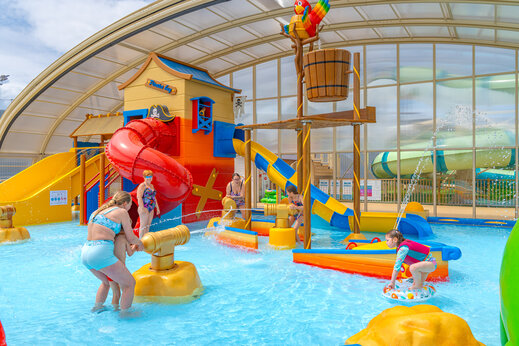 Piscina cubierta, juegos acuáticos y toboganes en el camping VAGUES OCEANES Licorne en Dunkerque (59).