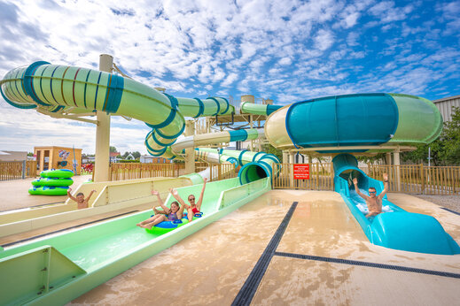 Toboganes acuáticos gigantes y bañistas, camping VAGUES OCEANES Licorne en Dunkerque (59).