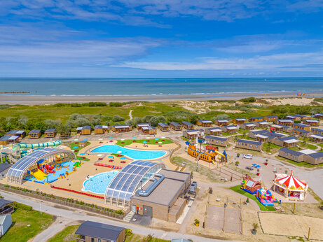 Complejo acuático, toboganes, juegos y Mobil-homes, vista aérea en el camping VAGUES OCEANES Licorne en Dunkerque (59).