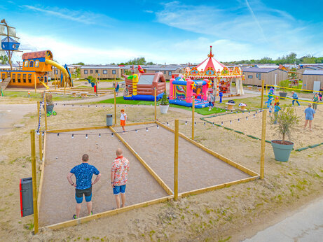 Áreas de juego, cancha de petanca y voleibol en el camping VAGUES OCEANES Licorne en Dunkerque (59).