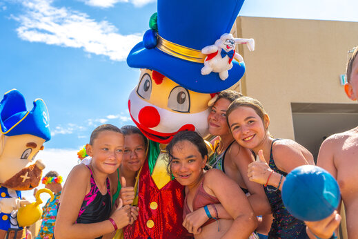 Niños sonrientes con mascotas en el camping VAGUES OCEANES Licorne en Dunkerque (59).
