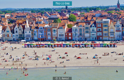 Playa de Malo-les-Bains con sus cabinas de colores, un lugar para visitar cerca de Dunkerque.