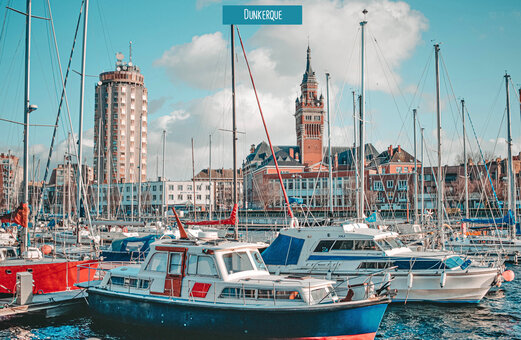 Puerto deportivo de Dunkerque con sus barcos y edificios históricos.