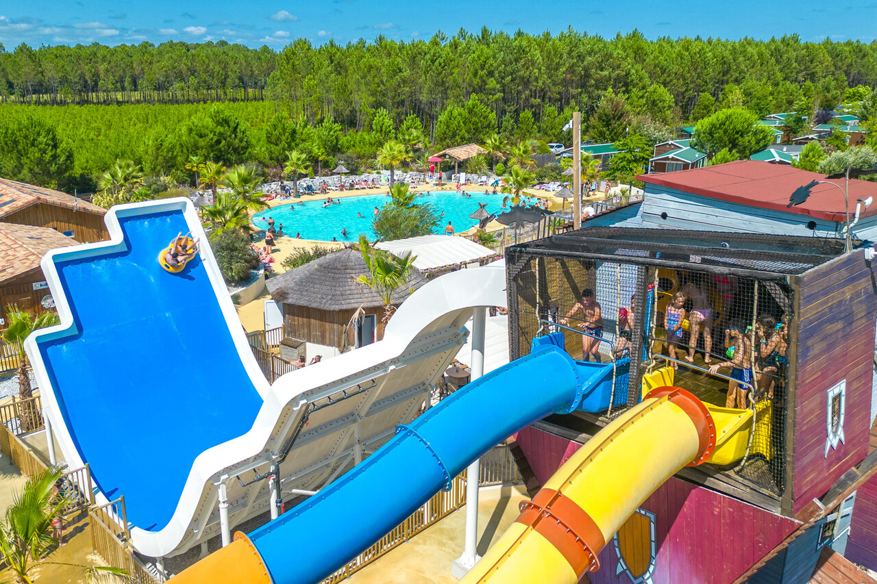 Toboganes acu�ticos gigantes y piscina laguna en el camping CAPFUN Lila en LINXE (40).