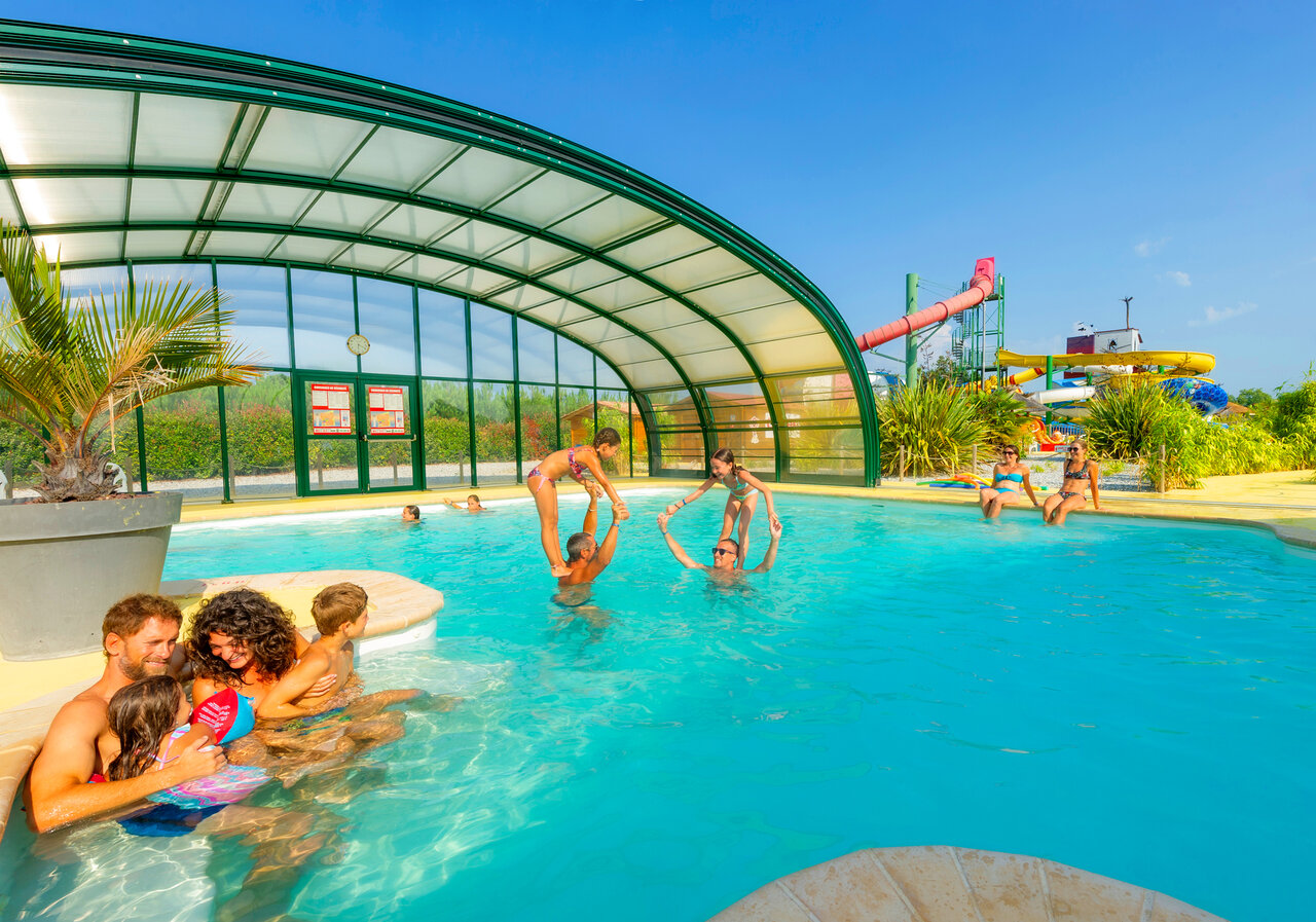 Piscina cubierta, toboganes acu�ticos y familias en el camping CAPFUN Lila en LINXE (40).