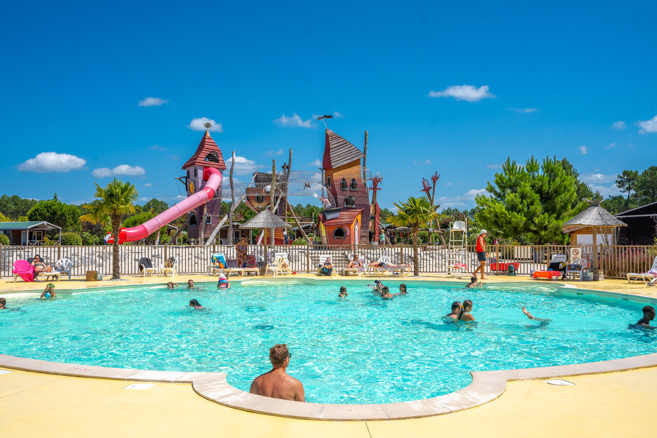 Piscina exterior con tobog�n gigante y juegos acu�ticos en el camping CAPFUN Lila en LINXE (40).