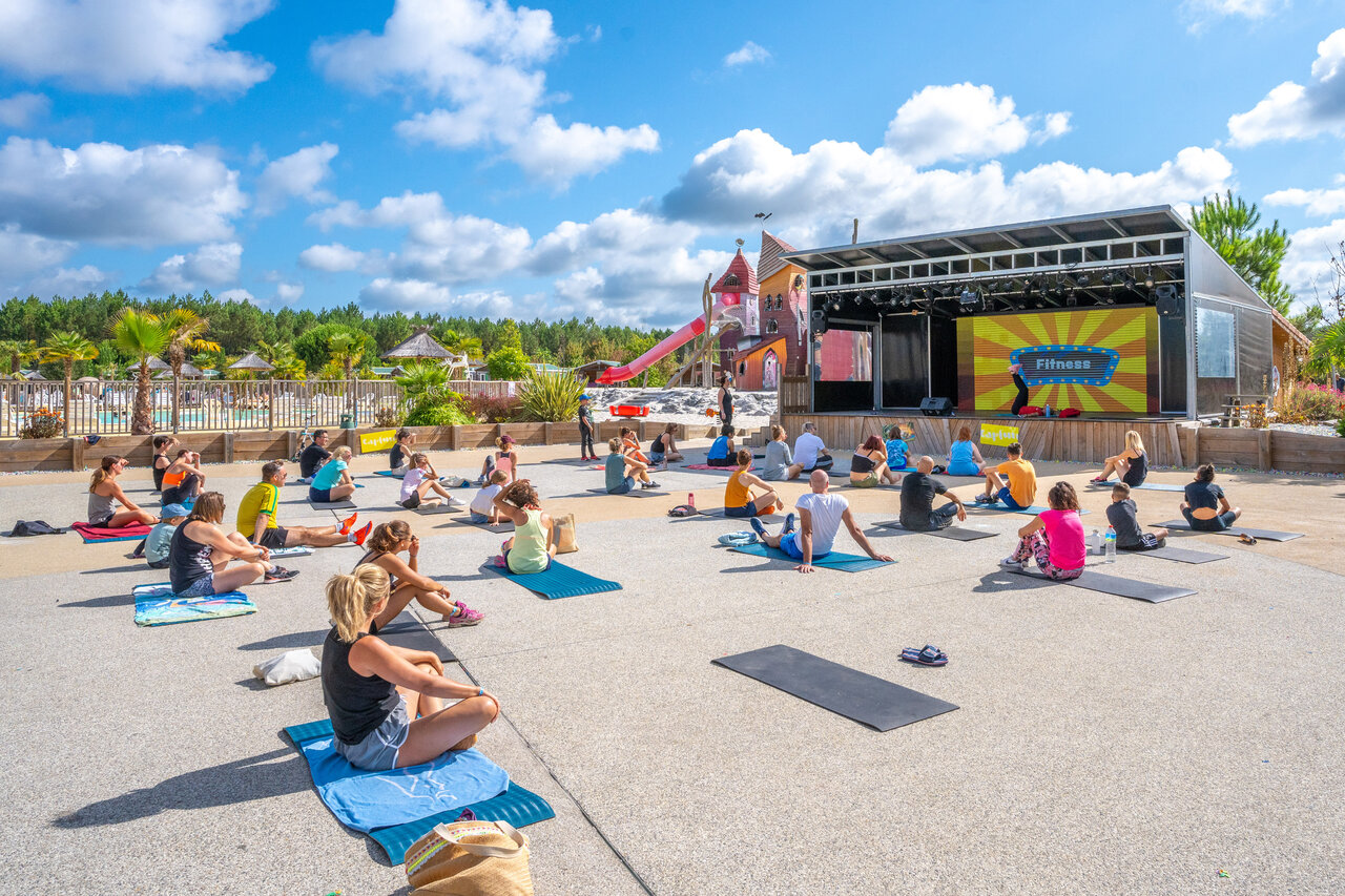 Clase de fitness al aire libre en escenario, participantes, camping CAPFUN Lila en LINXE (40).